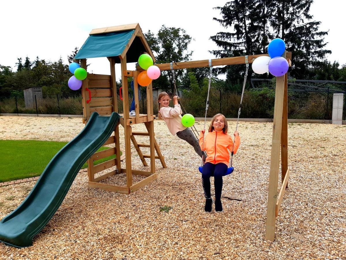 Boutique Odyseja & Spa Ciechocinek Dış mekan fotoğraf Children playing on a swing