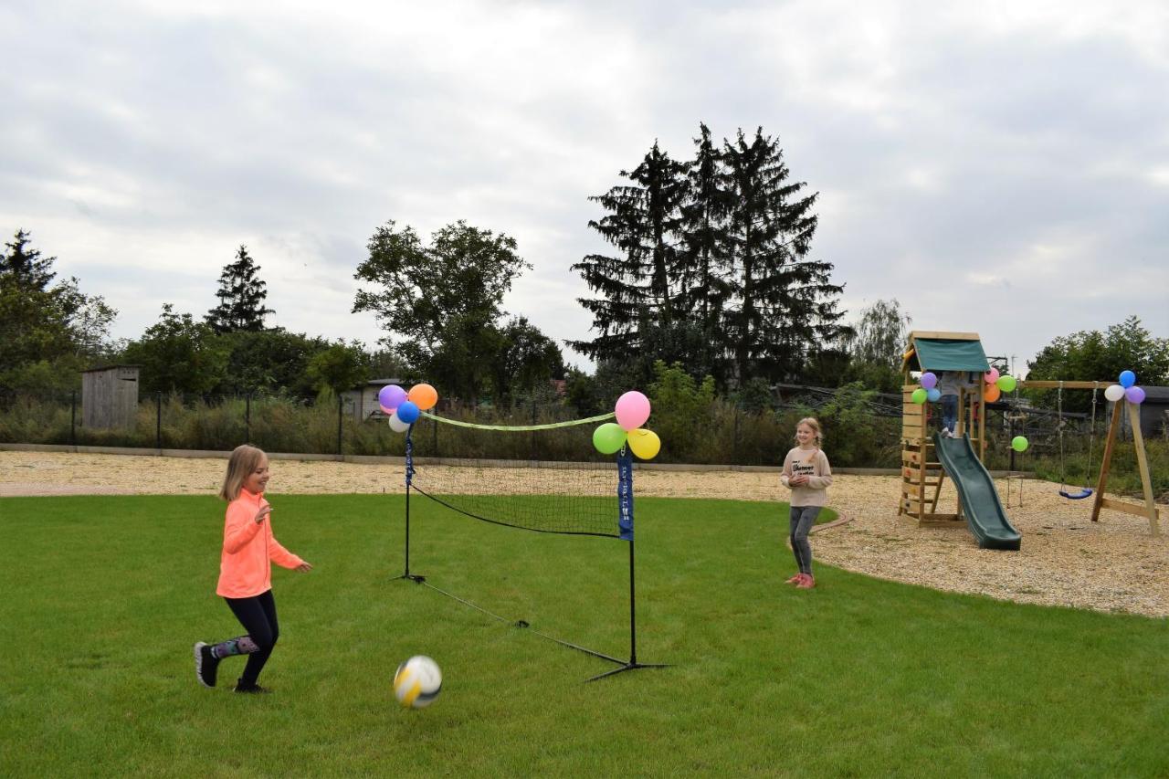 Boutique Odyseja & Spa Ciechocinek Dış mekan fotoğraf Children playing balloon tennis
