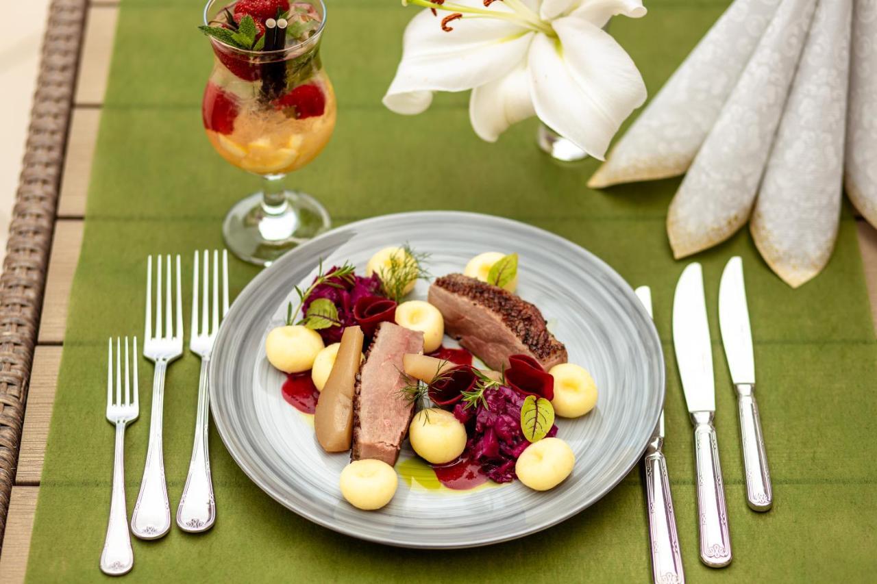 Boutique Odyseja & Spa Ciechocinek Dış mekan fotoğraf A duck confit salad