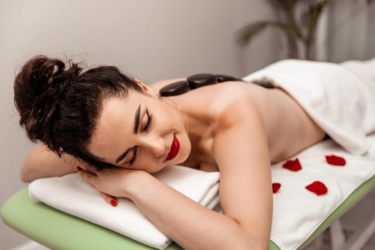 Boutique Odyseja & Spa Ciechocinek Dış mekan fotoğraf A woman receiving a hot stone massage