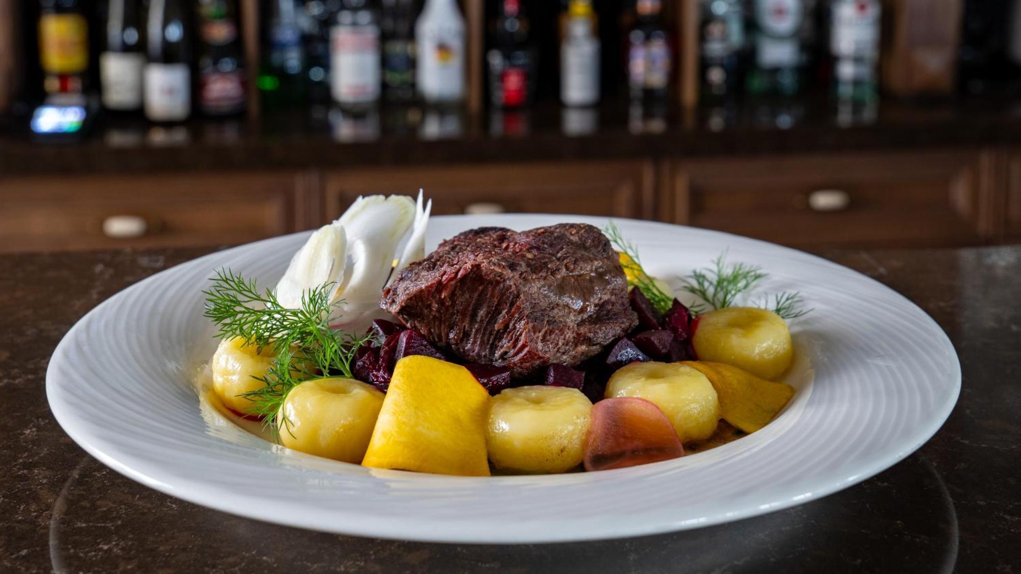 Boutique Odyseja & Spa Ciechocinek Dış mekan fotoğraf A plate of reindeer stew with potatoes and lingonberries