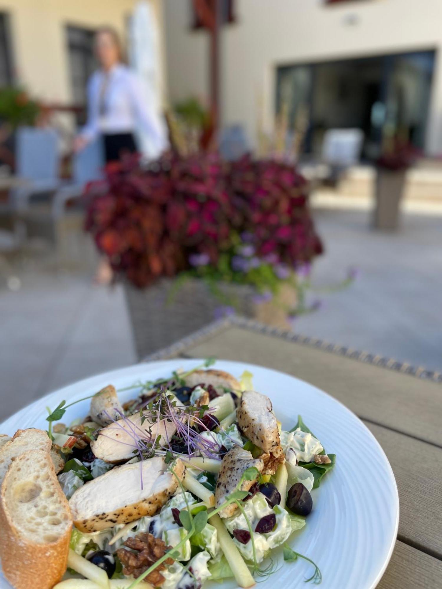 Boutique Odyseja & Spa Ciechocinek Dış mekan fotoğraf A salad at the restaurant