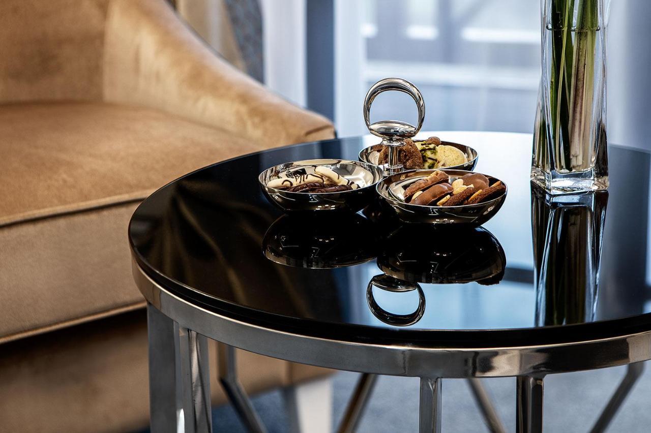 Boutique Odyseja & Spa Ciechocinek Dış mekan fotoğraf A table with a black glass top